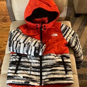 The North Face kids jacket, can be used on both sides. Excellent condition.
